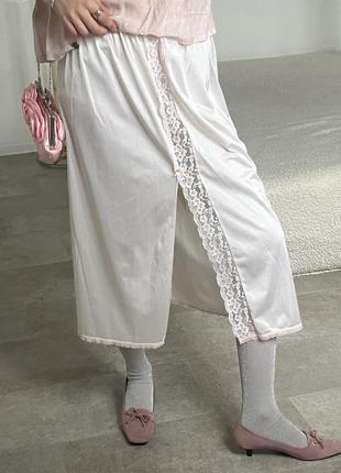 Нежная бельевая белая винтажная юбка с разрезом и кружевом