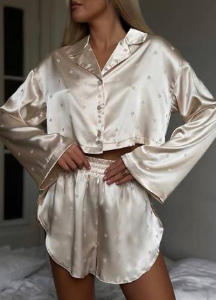 Женственный комплект двойка пижама шелковая с принтом сердца рубашка на пуговицах шорты с высокой посадкой на резинке короткие