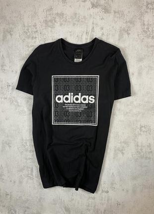 Стильная черная футболка adidas со скрытым логотипом