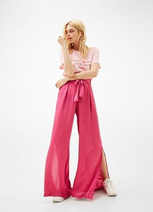 Стильні штани яскраві рожеві легкі з розпірками розрізами палацо літні bershka xs/34