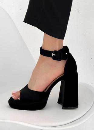 Жіночі босоніжки на підборах з ремінцем / босоножки на каблуках с застежкой блочний каблук туфлі чорні замша високий каблук