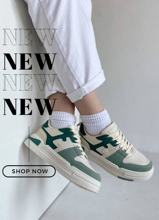 Бело-зеленые кроссовки на платформе