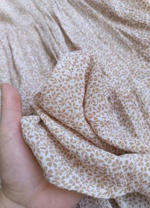 Бежевое повседневное платье сарафан на тонких брителях в мелкий цветочный принт4 фото