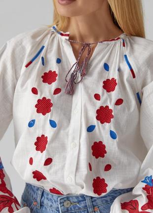 Женская вышиванка на пуговицах с цветочной вышивкой гладью6 фото