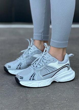 Кросівки жіночі.