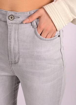Джинсы женские серые с дырками на коленях4 фото