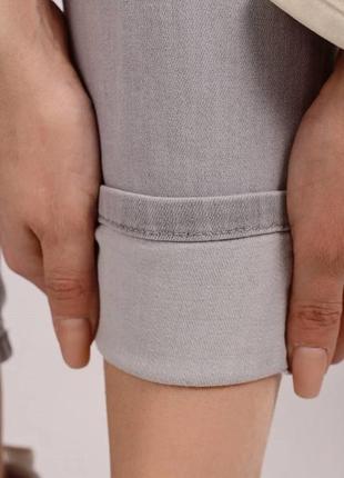 Джинсы женские серые с дырками на коленях5 фото