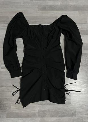 Черное платье на завязках