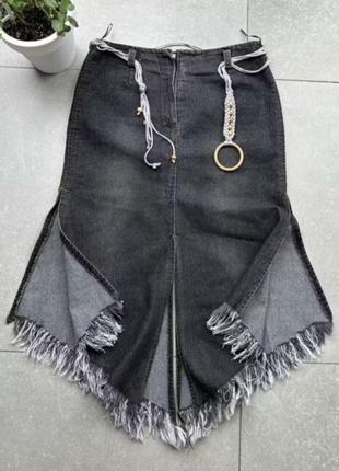 Асимметричная джинсовая юбка с разрезами распорки бахрома