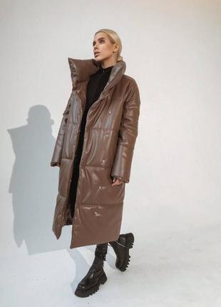 Довга жіноча зимова куртка - пуховик nika з екошкіри класу lux на силіконі 200 без капюшона колір капучино4 фото