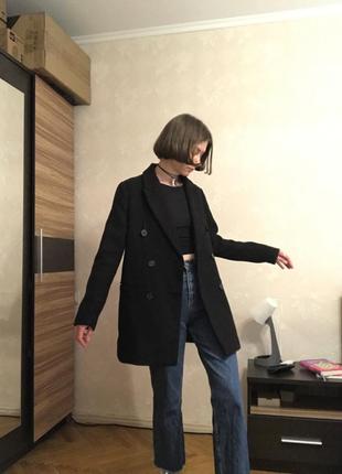 Коротке чорне пальто