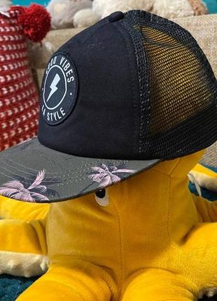 Бейсболка с коротким плоским козырьком и сеткой