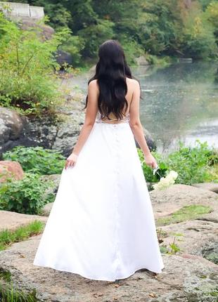 Біла класична сукня