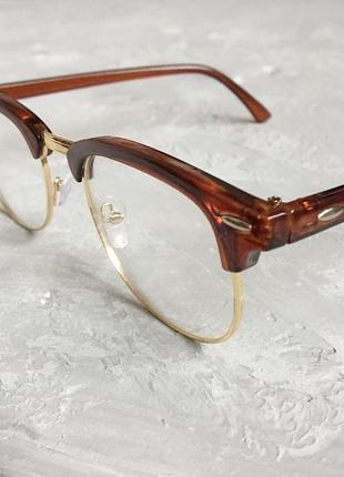 Имиджевые очки клабмастер с овальными линзами и коричневой оправой