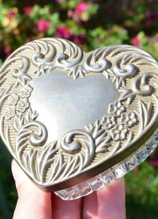 Чудова, вишукана скринька у формі серця з гарним рельєфним візерунком.
germany. скринька. серце.
