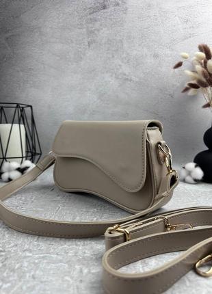 Женская стильная базовая бежевая сумка из экокожи люкс качества с двумя ремешками в цвете капучино.3 фото