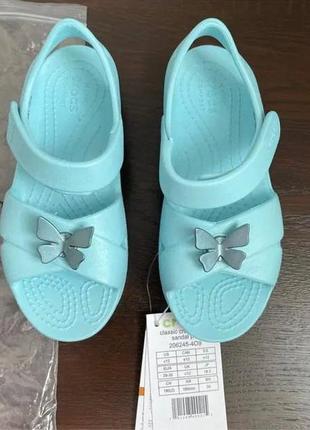 Крокс сандалі дитячі голубі с метеликом crocs classic kids cross-strap sandal ice blue2 фото