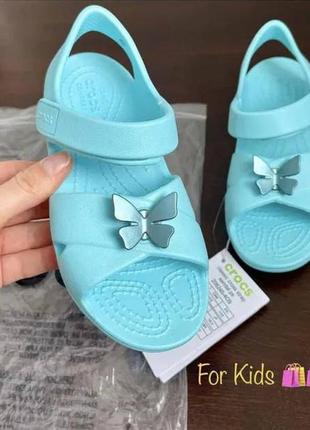 Крокс сандалі дитячі голубі с метеликом crocs classic kids cross-strap sandal ice blue8 фото