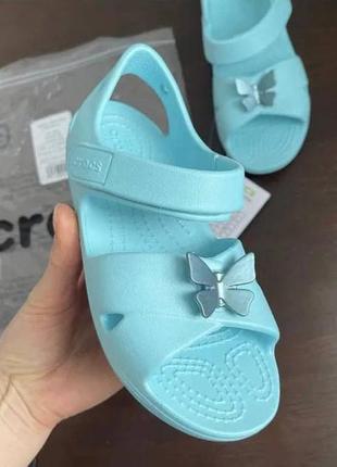 Крокс сандалі дитячі голубі с метеликом crocs classic kids cross-strap sandal ice blue3 фото