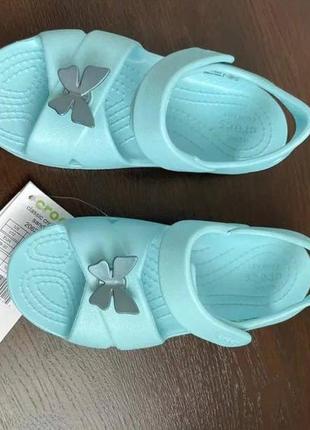 Крокс сандалі дитячі голубі с метеликом crocs classic kids cross-strap sandal ice blue5 фото