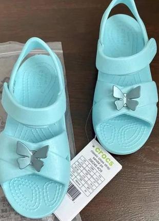 Крокс сандалі дитячі голубі с метеликом crocs classic kids cross-strap sandal ice blue9 фото