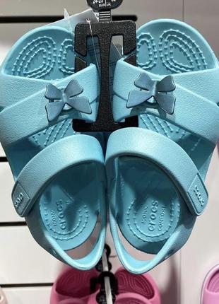 Крокс сандалі дитячі голубі с метеликом crocs classic kids cross-strap sandal ice blue10 фото