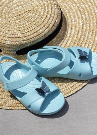 Крокс сандалі дитячі голубі с метеликом crocs classic kids cross-strap sandal ice blue