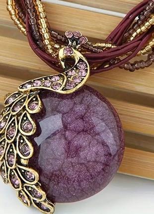 Кулон на цепочке с пурпурным узором павлина в этническом стиле
