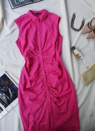 Брендова міді сукня з комірцем поло зі збірками у складі льон у малиновому відтінку