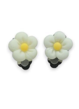 Кліпси сережки дитячі для вух без пробивання вуха liresmina jewelry сережки у вигляді квітки мульти ромашка біла