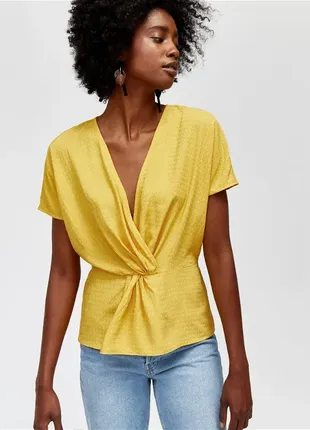 Красивая нежная блуза нежно желтого цвета