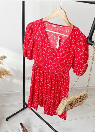 Красное платье с цветочным принтом