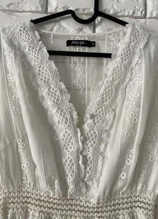 Гарна сукня довга біла з вишивкою на підкладці м 102 фото