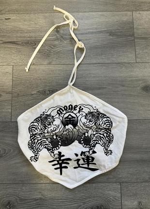 Белый топ с черным принтом