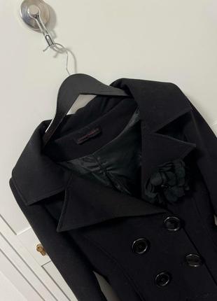 Чорне пальто трапеція стильне жіноче з великими гудзиками4 фото