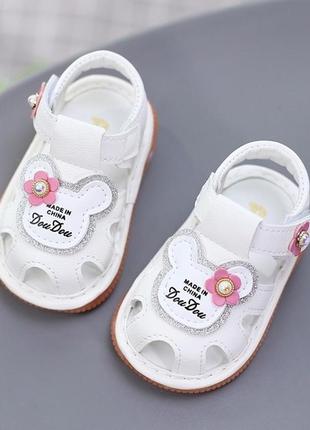 Стильные босоножки для малышей