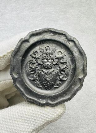Вінтажна колекційна оловʼяна статуетка - тарілка з гербом