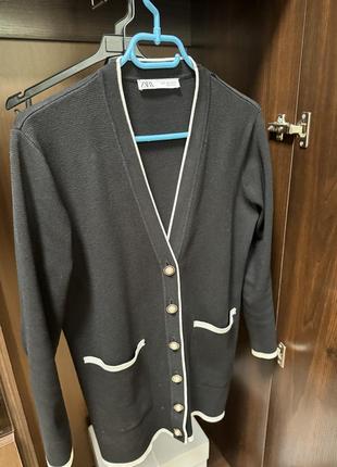 Класичний кардиган. підходить як і під чорні брюки, так в під плаття та спідниці. дуже комфортний та приємний на дотик