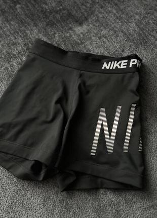 Чорні спортивні облягаючі шорти nike pro