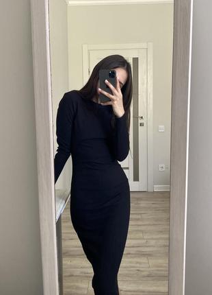 Черное облегающее платье по фигуре в рубчик2 фото