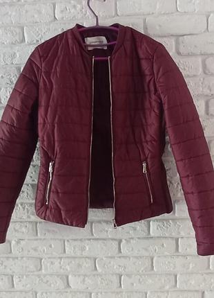 Куртка в идеальном состоянии
пол об.гр-44
длина 52
цвет бордо