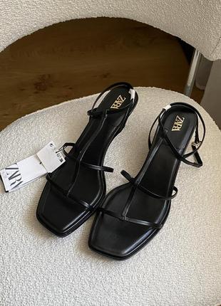 Кожаные босоножки на каблуке zara 2346/110