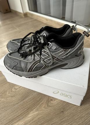 Кроссовки asics серые