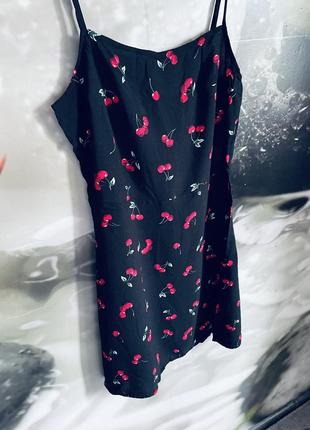 Чорна сукня з принтом вишня