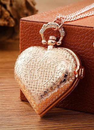 Кварцевые карманные часы открывающиеся на цепочке в форме сердца love, розовое золото