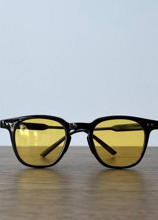 Сонцезахисні окуляри з жовтими лінзами