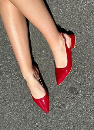 Лаковые туфли красные