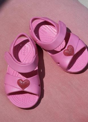 Крокс сандалі дитячі рожеві з сердцем crocs classic cross-strap sandal pink lemonade