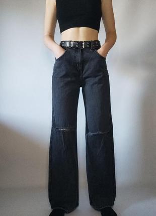 Длинные широкие джинсы палаццо черные графитовые темно серые с дырками порезами на коленях вареные варенки10 фото