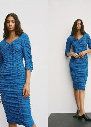 Обтягивающее насыщенно синее платье по фигуре жатка квадратный вырез декольте длинный рукав миди платье зара zara